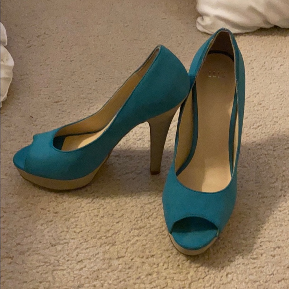 Heels - Picture 2 of 5